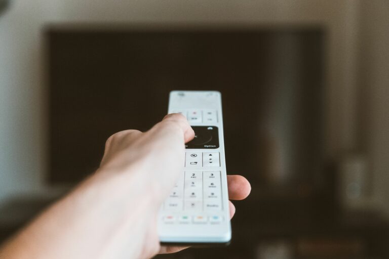 Télécommande de télévision dirigée vers un écran allumé