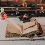 Grimoire ancien ouvert éclairé à la bougie, ambiance magie