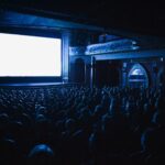 Salle de cinéma comble pendant une projection