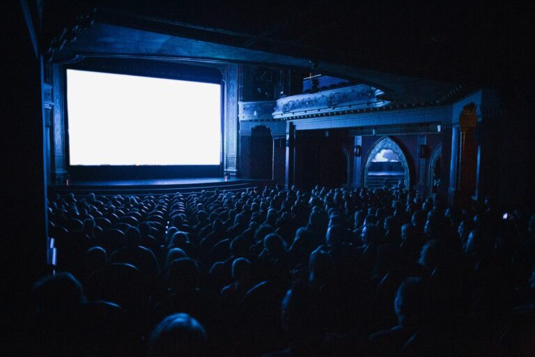 Salle de cinéma comble pendant une projection