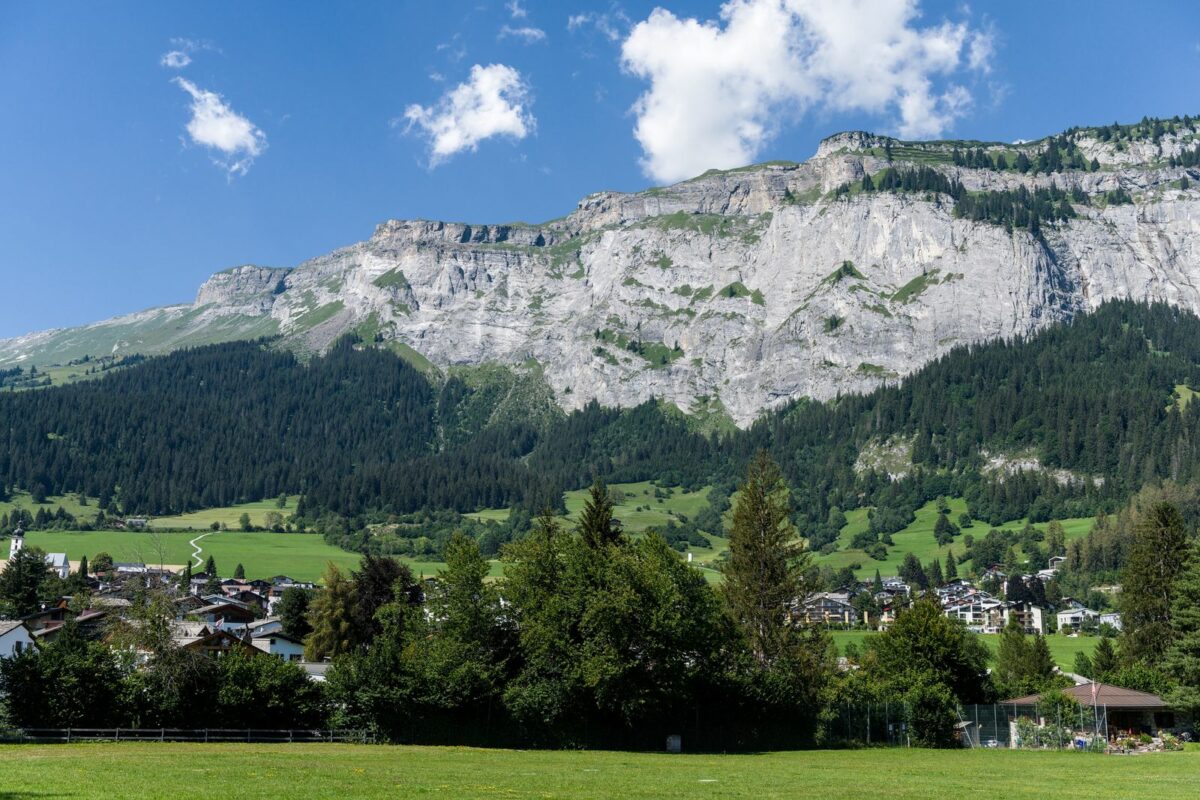 Village de montagne dans une vallée alpine, décor typique de la série Alex Hugo tournée dans les Hautes-Alpes