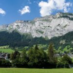 Village de montagne dans une vallée alpine, décor typique de la série Alex Hugo tournée dans les Hautes-Alpes