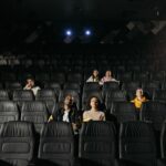 Spectateurs dans une salle de cinéma pendant une projection