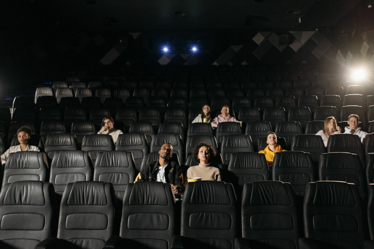 Spectateurs dans une salle de cinéma pendant une projection