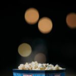 Seau de popcorn devant un écran de cinéma flou