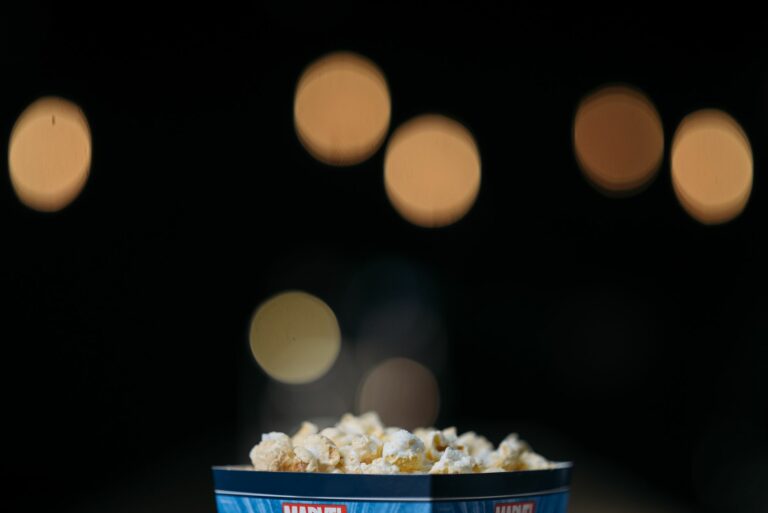 Seau de popcorn devant un écran de cinéma flou