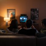 Soirée film à la maison devant la télévision, popcorn sur le canapé