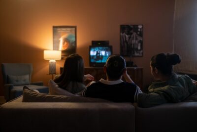 Soirée film à la maison devant la télévision, popcorn sur le canapé
